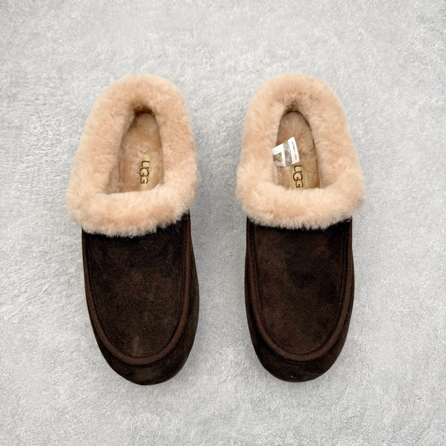 💰480 UGG 1391 Autumn and winter sheepskin and fur integrated snow boots. All shoes are made of ZP same factory. Longfeng A-grade Australian imported sheepskin and fur integrated brand OEM production line. Fully follow the ZP process. OEM original pattern maker. Adhering to the principle of no original shoes and no development selection. Pay attention to every detail. The most authentic TREADLITE "light wing" technology outsole on the market. Lightweight/durable/flexible/pile type [solemn after-sales commitment] If there are major quality problems such as degumming/broken bottom within one month, we will directly replace it with a new one for you! Size: 35 36 37 38 39 40